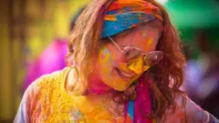 દિલ્હીમાં કંપની બહાદુરના ઉચ્ચ અધિકારી સર થૉમસ મેટકાફ પણ હોળી રમતા