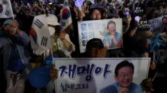 Manifestantes nas ruas com bandeiras sul-coreanas e cartazes com a foto do presidente eleito do país