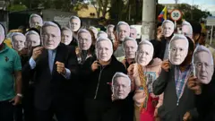 Seguidores del expresidente Uribe frente al complejo judicial de Paloquemao, donde se llevaba a cabo la audiencia.