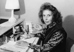 Clara Calvi em sua escrivaninha