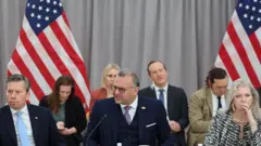 مسعد بولس (وسط الصورة)