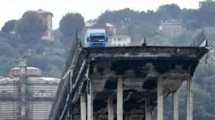 Грузовик застыл на краю обрушившегося моста в Генуе
