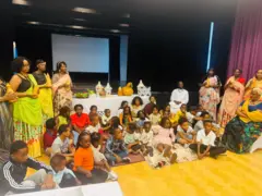 Abana bicaye bagira bahabwe amata ku munsi mukuru w'Umuganura i Brugges mu Bubiligi, ku wa 02 Mukakaro,2025