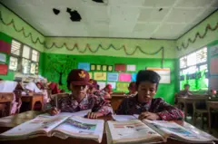 Pemangkasan anggaran kementerian di sektor pendidikan bakal mempengaruhi daya tampung sekolah dan membuat guru yang masih berstatus honorer rentan.