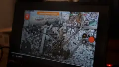 يستطيع الجنود الأوكرانيون مقايضة مقاطع مصورة توثّق عمليات قتل مقابل نقاط، ويمكنهم استخدامها لشراء عتاد
