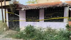 Rumah tempat ditemukannya dua kerangka manusia yang berlokasi di sebuah komplek perumahan yang cukup padat dan relatif ramai dilintasi kendaraan bermotor.