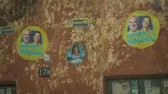 Adesivo de campanha política com as fotos de George Farias, o prefeito, e seu vice