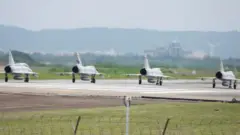 चिनियाँ सैन्य अभ्यासको जवाफ दिने प्रयासमा उड्न लाग्दै ताइवानको एअर फोर्सका जेट विमान 