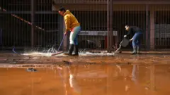 Duas pessoas fazem limpeza12 apostascalçada 