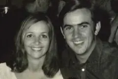 Fotografia de Rob (à direita) e Dianne (à esquerda) na casa dos 20 anos, sorrindo para a câmera. Dianne sorri com os dentes à mostra e tem cabelos castanhos na altura dos ombros. Rob também sorri para a câmera, tem olhos castanhos e cabelos castanhos. É uma imagem em preto e branco.