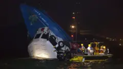 救援人員摸黑靠近沉沒的南丫四號試圖施救，客輪船底插入海底，只剩船頭露出水面（1/10/2012）