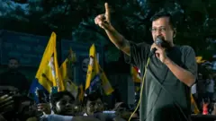 டெல்லி முதலமைச்சர் அரவிந்த்  கேஜ்ரிவால் குற்றச்சாட்டு