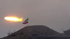 أفراد من الجيش الإيراني خلال مناورة بعنوان "السيطرة الذكية على مضيق هرمز"، أطلقتها القوات البحرية التابعة للحرس الثوري الإسلامي، 16 فبراير 2026.