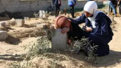 امرأة فلسطينية تبكي عند قبر ابنها الذي قُتل في غارة إسرائيلية على مدينة خان يونس في جنوب القطاع 