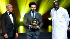 Mohamed Salah (au milieu), lauréat du Prix du joueur de l'année en 2017 et 2018