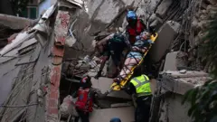 Mujer siendo sacada de unos escombros