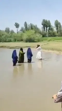 تصویر سه زن در مقابل یک مرد 