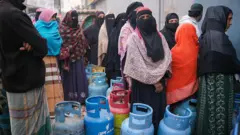 চলতি বছরের শুরু থেকেই এলপিজি নিয়ে ভোগান্তিতে সাধারণ গ্রাহকরা (ফাইল ছবি)