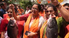चुनाव प्रचार के दौरान मछली लेकर चुनाव प्रचार करतीं बीजेपी कार्यकर्ता