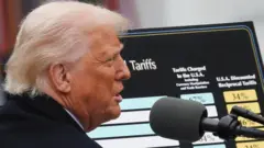 Donald Trump de perfil, frente a una pantalla que muestra la lista de países a los que impondrá aranceles  