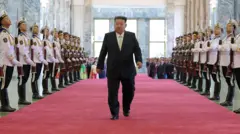 Ким Џонг Ун, севернокорејски вођа ким џонг ун шета по црвеном тепиху