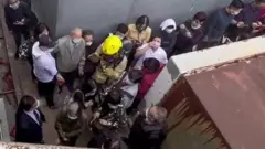 هونغ كونغ: عشرات عالقون على السطح بعد حريق بمركز التجارة العالمي