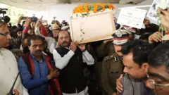 विजय सोरेंग की अंत्येष्टि के दौरान कंधा लगाते तत्कालीन मुख्यमंत्री रघुबर दास