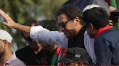 عمران خان راهپیمایی اعتراضی را از لاهور به سمت اسلام‌آباد پایتخت رهبری می‌کرد که تیراندازی بر وی صورت گرفته است