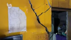 घराला गेलेले तडे