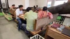 ஆமதாபாத்தில் பிரபலமாகும் கல்லறைகளுக்கு நடுவே அமைக்கப்பட்ட உணவகம்