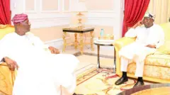 Gomina Babajide Sanwo-Olu wọ agbada funfun ati fila pupa, Aarẹ Bola Tinubu naa wọ buba funfun ati fila funfun