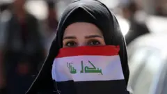 عراقية تتكمم بعلم بلادها