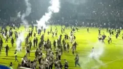   ပရိသတ်တွေ အစုလိုက်အပြုံလိုက် သတ်ဖြတ်ခံရတဲ့ ပုံစံမျိုးဖြစ်အောင်  ရဲတပ်ဖွဲ့က မျက်ရည်ယိုဗုံးတွေ အသုံးပြုခဲ့တာကို  ဒေသခံတွေက အပြစ်တင် 