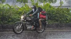 వర్షంలో ప్రయాణం