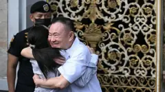 Таксин Чинават обнимает свою дочь на выходе из тюрьмы