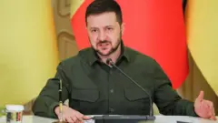 P﻿erezida wa Ukraine Volodymyr Zelensky arimo kuvuga ijambo