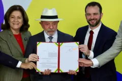 O presidente Luiz Inácio Lula da Silva, acompanhado dos ministros da Casa Civil, Miriam Belchior, e da Fazenda, Dário Durigan, durante assintaura da Medida Provisória referente ao Novo Desenrola Brasil.