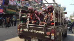 রোববার হরতাল চলাকালে ঢাকার রাস্তায় বিজিবি-কে টহল দিতে দেখা গেছে