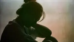 በጥላ ውስጥ ሆና የምትታይ ሴት 