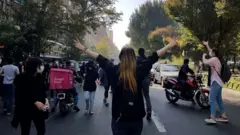 Manifestantes bloqueiam uma estrada durante protesto pela morte de uma jovem iraniana