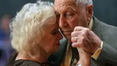 Señores mayores bailando tango.