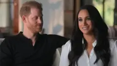 Los duques de Sussex en un momento del documental.