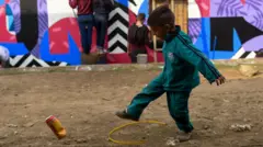 Niño jugando en Soacha