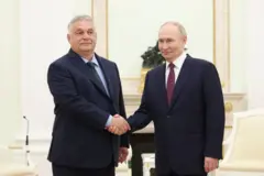 Viktor Orban (i) estrecha la mano de Vladímir Putin.