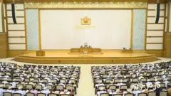 လွှတ်တော်ခန်းမထဲမှာ အစည်းအဝေးတက်နေတဲ့ ပြည်သူ့လွှတ်တော်ဥက္ကဋ္ဌနဲ့ လွှတ်တော်ကိုယ်စားလှယ်တွေ