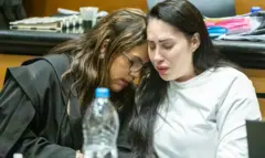 Monique Medeiros chora e é consolada por advogada no julgamento pela morte do filho