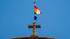 cruz com bandeira LGBT