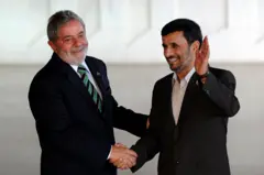 O presidente iraniano Mahmoud Ahmadinejad (à direita) e o presidente brasileiro Luiz Inácio Lula da Silva apertam as mãos durante um encontro no Palácio do Itamaraty, em Brasília, em 23 de novembro de 2009.