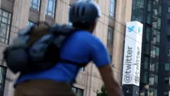 Mutum a kan keke a kusa da kamfanin Twitter