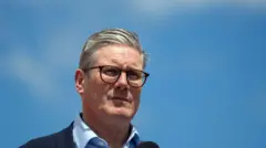 Keir Starmer con gafas en un acto político